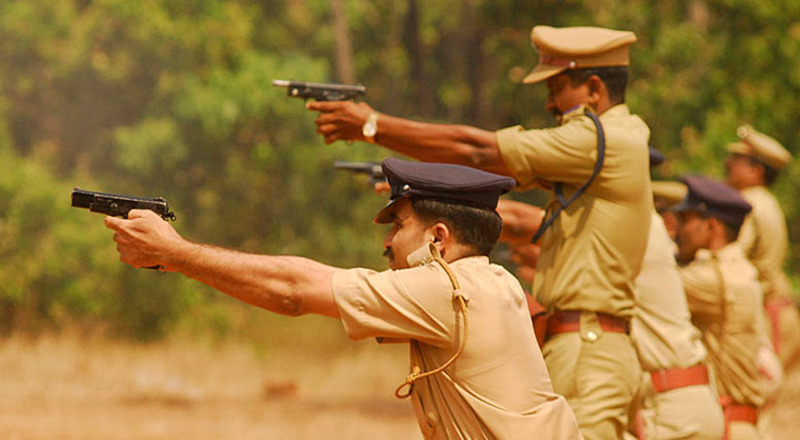 அரிவாளால் தாக்க முயன்ற ரவுடியை,  போலீசார் துப்பாக்கியால் சுட்டு பிடித்தனர்.